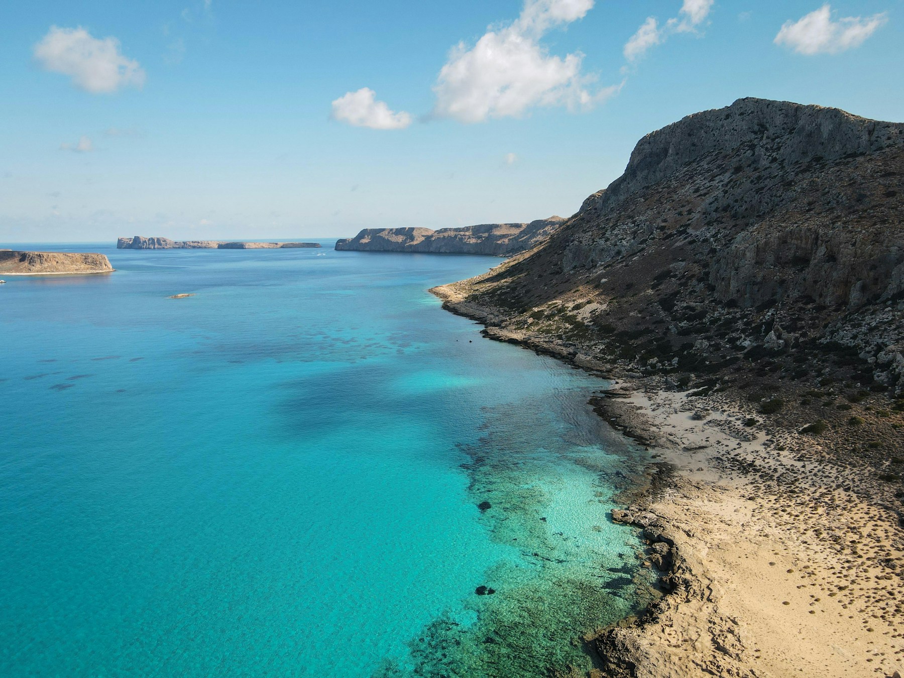 Türkisblaues Meer an einer sonnigen Küste